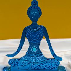 Photo de l'article Statuette méditative - Mandala & Dot Art - Chakra bleu turquoise – Communication & Créativité – pièce unique en Jesmonite, 100% peinte à la main