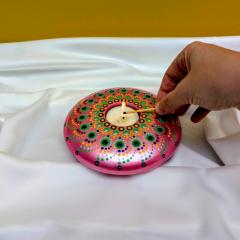 Bougeoir XL rond en Jesmonite – œuvre Mandala & Dot Art signée Marie Marevoet / Dotty Joyous Things, décoratif et apaisant / XL ronde kandelaar in jesmonite – Mandala & Dot Art kunstwerk van Marie Marevoet / Dotty Joyous Things, decoratief en rustgevend / XL round jesmonite candle holder – Mandala & Dot Art by Marie Marevoet / Dotty Joyous Things, decorative and calming