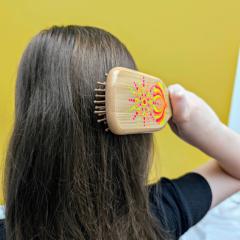 Brosse décorative Dotty Joyous Things – peinte à la main en Belgique – pour un rituel capillaire joyeux et coloré / Mandala haarborstel – stipkunst door Dotty Joyous Things – uniek & lokaal / Belgian handmade bamboo brush – Dot Art mandala – by Dotty Joyous Things