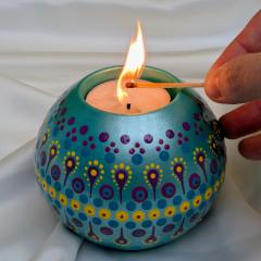 Bougeoir sphérique XL peint à la main – art mandala coloré en Jesmonite par Marie Marevoet Dotty Joyous Things / XL ronde kaarshouder met handgeschilderde mandala kunst in Jesmonite door Marie Marevoet Dotty Joyous Things / XL round candle holder with colourful hand-painted mandala art in Jesmonite by Marie Marevoet Dotty Joyous Things