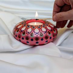 Bougeoir artisanal en Jesmonite rouge – Mandala & Dot Art unique par Dotty Joyous Things, pièce de décoration / Handgemaakte kaarshouder in rode Jesmonite – uniek Mandala & Dot Art door Dotty Joyous Things / Handmade red Jesmonite candle holder – unique Mandala & Dot Art by Dotty Joyous Things