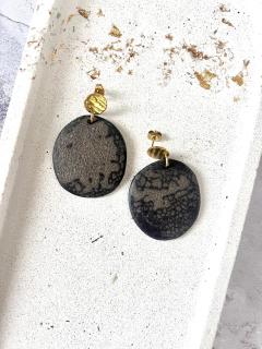 Boucles d’oreilles rondes en porcelaine noire faites main – collection Magma noir – signées YuKaï by Kate – bijoux artisanaux belges inspirés du wabi-sabi et de l’imperfection assumée / Handgemaakte zwarte porseleinen oorbellen – Magma collectie – YuKaï by Kate – Belgisch vakmanschap & organisch design / Handmade round earrings in black porcelain – Magma series by YuKaï by Kate – poetic ceramic jewelry from Belgium