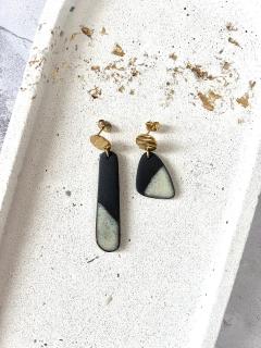 Boucles porcelaine noire YuKaï by Kate – duo longue & courte – jeu de formes asymétriques – artisanat belge inspiré du naturel et du geste libre / YuKaï by Kate – asymmetrische porseleinen oorbellen – handgemaakt in België / Handmade black porcelain earrings – short & long pair – by YuKaï by Kate – organic, soulful ceramic