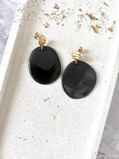 Boucles rondes brillantes en porcelaine noire signées YuKaï by Kate – élégance brute, texture lisse et sensuelle – artisanat belge sincère & inspiré / YuKaï by Kate – ronde glanzende oorbellen – zwart porselein – handgemaakt / Black glossy porcelain round earrings – by YuKaï by Kate – minimalist & emotional craft