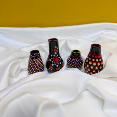 Set de 4 mini vases noirs décorés de motifs Mandala & Dot Art en rouge et orange – pièces en Jesmonite uniques par Marie Marevoet / Dotty Joyous Things, parfaits pour fleurs séchées / Set van 4 mini zwarte vazen met rode en oranje Mandala & Dot Art – unieke jesmonite stukken van Marie Marevoet / Dotty Joyous Things, ideaal voor droogbloemen / Set of 4 black mini vases with red and orange Mandala & Dot Art – unique jesmonite pieces by Marie Marevoet / Dotty Joyous Things, perfect for dried flowers