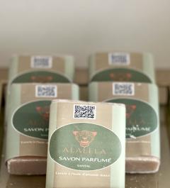 Savon naturel santal – ALALELA – saponifié à froid, 100% artisanal, fait main en Belgique, enrichi en huiles essentielles douces et respectueuses de la peau / Natuurlijk handgemaakt sandelhoutzeep van ALALELA – koud verzeept, zacht voor de huid / Natural handmade sandalwood soap by ALALELA – cold process, eco-conscious, vegan and gentle for skin