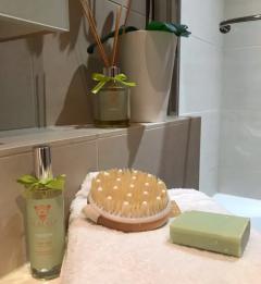 Savon naturel à la verveine – ALALELA – fabrication artisanale belge, parfum frais et apaisant, idéal pour une routine douce & écoresponsable / Belgische ambachtelijke verveine zeep – ALALELA – verfrissend en natuurlijk / Handmade verbena soap – by ALALELA – fresh scent, zero waste and perfect for body and hand care