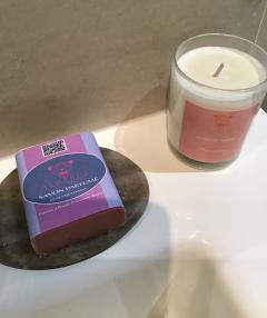 Savon à la Rose de Damas – par ALALELA – parfum floral délicat, 100% fait main, idéal pour les peaux délicates – un geste beauté naturel et éthique / Rozenzeep van Damask – ALALELA – handgemaakt en heerlijk geparfumeerd / Damask Rose handmade soap by ALALELA – cold-processed, natural, floral and luxurious