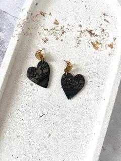 Boucles d’oreilles en porcelaine noire – forme cœur – design “Magma” – créations artisanales YuKaï by Kate – fait main en Belgique, vibrantes et poétiques / Handgemaakte hartvormige oorbellen in zwarte porselein – door YuKaï by Kate / Black porcelain heart earrings “Magma” – handmade with love by YuKaï by Kate – Belgian slow design