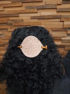 Barrette cheveux artisanale Epicuirienne – en cuir pleine fleur – pour attacher les cheveux avec originalité et confort – accessoire cheveux unique, fait main en Belgique / Uniek leren haaraccessoire – Epicuirienne – handgemaakt in België / Handmade Belgian leather hair accessory by Epicuirienne – minimalist, durable and stylish