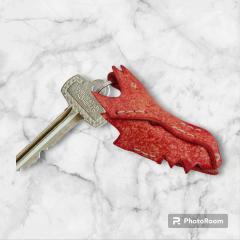 Porte-clé original en forme de dragon rouge – accessoire audacieux et coloré pour retrouver facilement vos clés – création artisanale peinte à la main – idéal comme petit cadeau unique et fun / Handgemaakt sleutelhanger in de vorm van een rode draak – speels en opvallend / Handmade red dragon keychain – bold, playful and practical handcrafted gift idea