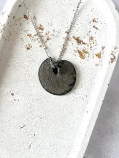 Collier artisanal YuKaï by Kate en porcelaine noire – modèle Magma – bijou minimaliste et vivant inspiré du wabi-sabi japonais – forme organique, texture brute et création 100% belge / Zwarte porseleinen ketting – YuKaï – handgemaakt in België met ruwe textuur en wabi-sabi vibe / Black porcelain necklace – Magma by YuKaï – handcrafted in Belgium with a raw, imperfect aesthetic