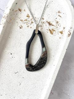 Bijou fait main YuKaï by Kate – pendentif en porcelaine au dégradé contrasté noir & miel – design moderne et poétique, façonné en Belgique pour sublimer les tenues les plus sobres / YuKaï – ketting in porselein – contrast tussen duister en licht – uniek en handgemaakt / Honey Dew & Magma Noir necklace by YuKaï – handcrafted ceramic piece with bold contrast and minimal elegance