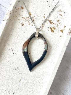 Collier YuKaï by Kate – pendentif noir en forme de cœur arrondi, en porcelaine brute et authentique – parfait pour offrir ou s’offrir un bijou artisanal porteur de sens / Handgemaakte hartvormige hanger – YuKaï – porselein met ziel / Heart-shaped handcrafted black porcelain necklace by YuKaï – raw, poetic and soulful design