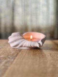 Vide-poche en jesmonite artisanale en forme de coquillage – pièce minimaliste et poétique réalisée à la main, parfaite pour déposer des bijoux, clefs ou mini bougies – matière durable, toucher minéral, couleur naturelle – artisanat belge contemporain / Handgemaakte schelp in jesmonite – stijlvol en functioneel accessoire / Handmade shell dish in natural jesmonite – poetic home decor for small treasures