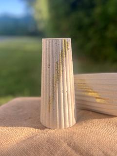 Vase allongé artisanal en jesmonite, forme tubulaire verticale – teinte naturelle et striée, parfaitement adapté pour accueillir fleurs séchées, branches ou herbes – pièce unique de décoration éthique, imaginée et réalisée par YuKaï by Kate en Belgique / Handgemaakte vaas in jesmonite – stijlvol en robuust / Handmade tall jesmonite vase – raw finish for dried flowers and minimal decor