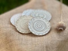 Sous-verres ronds en Jesmonite naturelle blanche – Design artisanal original et élégant / Unieke handgemaakte onderzetters in witte Jesmonite – Origineel en stijlvol cadeau / Unique handmade coasters in white Jesmonite – Stylish and elegant gift idea