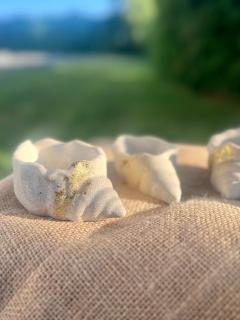 Coquillage décoratif en Jesmonite naturelle – Objet fait main minimaliste, parfait comme vide-poche, porte-bijoux ou cadeau unique pour une déco artisanale / Handgemaakt decoratief schelpje in Jesmonite – Ideaal als sieradenschaaltje of cadeau / Handmade natural Jesmonite shell – Minimalist decorative bowl or original handmade gift