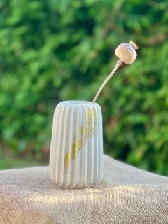 Petit vase minimaliste en Jesmonite rayée – Pièce unique pour fleurs séchées, déco zen ou cadeau raffiné fait main / Klein gestreept vaasje in Jesmonite – Origineel handgemaakt cadeau voor droogbloemen / Small striped Jesmonite vase – Handmade gift for dried flowers lovers