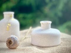 Vases blancs évasés en Jesmonite – Ensemble doux et poétique à offrir pour sublimer un coin lecture ou une commode / Witte vaasjes in Jesmonite – Zachte decoratie voor een gezellig huis / White Jesmonite vases – Calm and stylish handmade gift set for interior lovers