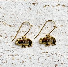 Boucles d’oreilles éléphant dorées – Accessoire original, esprit jungle chic, à offrir en cadeau porte-bonheur, fait main et tendance / Gouden olifant oorbellen – Handgemaakt geschenk vol betekenis / Elephant-shaped earrings – Handmade lucky charm gift idea