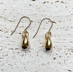 Boucles goutte dorée lisse – Bijoux intemporels et élégants, parfaits pour sublimer une tenue de fête ou à offrir comme idée cadeau raffinée / Druppelvormige oorbellen in goud – Tijdloos geschenk voor haar / Teardrop gold earrings – Elegant minimalist gift for women