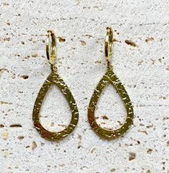 Boucles d’oreilles goutte évidée – Design graphique et aérien en métal doré, légères et idéales pour un cadeau chic & stylé / Goudkleurige open druppeloorbellen – Perfect voor een subtiele look / Hollow drop earrings in gold – Delicate handmade jewelry for women