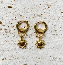 Boucles d’oreilles soleil plaqué or 24K – Accessoire lumineux et doré, parfait à offrir / Oorbellen zon in 24K verguld – Glinsterend geschenkidee / 24K gold-plated sun earrings – Radiant and refined gift idea