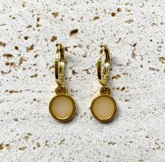 Photo de l'article White Opal – Boucles d’oreilles rondes vitrail, effet opale lumineuse