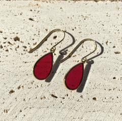 Boucles d’oreilles goutte en verre vitrail bordeaux – Bijou fait main chic à offrir / Bordeaux glas-in-lood oorbellen – Handgemaakt en elegant cadeau / Handmade stained glass drop earrings in burgundy – Elegant gift for her