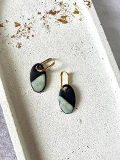 Boucles d’oreilles créoles en porcelaine noire – Collection Honey Dew par Yukai by Kate, bijoux faits main, sobres et élégants / Zwarte porseleinen oorbellen – Honey Dew collectie – Handgemaakt / Black porcelain hoop earrings – Yukai by Kate handmade jewelry