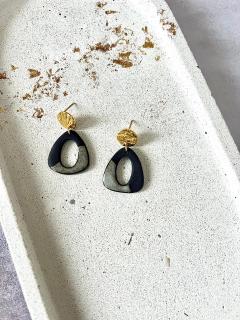 Boucles triangulaires en porcelaine noire – Bijoux en céramique artisanale par Yukai by Kate – Idée cadeau originale & locale / Driehoekige oorbellen van porselein – Yukai by Kate / Triangular black porcelain earrings – Local design, handcrafted