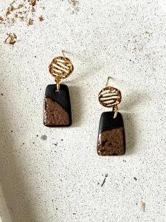 Boucles rectangulaires en porcelaine noire teinte Merlot – Design minimaliste et artisanal signé Yukai by Kate, idée cadeau élégante / Rechthoekige oorbellen Merlot – Lokaal handwerk / Rectangular Merlot tone porcelain earrings – Minimalist, handmade gift