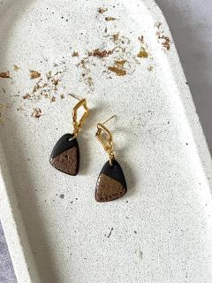 Boucles triangulaires artisanales en porcelaine noire – Coloris Merlot. Bijoux graphiques faits main par Yukai by Kate / Handgemaakte driehoekige oorhangers – Merlot kleur / Triangular Merlot porcelain earrings – Crafted jewelry by Yukai by Kate