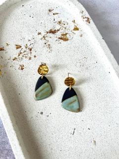 Boucles d’oreilles triangles en porcelaine noire – Vert d’eau. Design artisanal Yukai by Kate – Bijoux légers, poétiques, faits main / Porseleinen oorbellen driehoekig – Zachtgroen / Soft green triangle porcelain earrings – Unique handmade gift