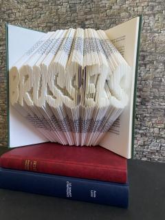 Livre plié en papier recyclé – création artisanale personnalisée avec prénom ou mot de votre choix. Idée cadeau originale et poétique pour anniversaire, mariage, naissance ou déco unique / Gevouwen boek met naam of woord – origineel handgemaakt geschenk / Folded book art with custom name – handmade poetic gift, eco-friendly and meaningful