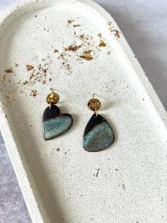 Boucles en porcelaine noire formes cœur & triangle – Création unique et moderne à offrir pour la Saint-Valentin, un anniversaire ou juste pour faire plaisir / Porseleinen oorbellen met hart & driehoek – Origineel en liefdevol cadeau voor haar / Porcelain heart & triangle earrings – Unique handmade gift for Valentine's or any occasion