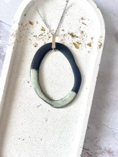 Collier rond en porcelaine noire avec dégradé Honey Dew – monté sur une bélière en argent. Bijou artisanal au design minimaliste et épuré, fait main en Belgique, parfait comme cadeau original pour femme, élégant et durable / Ronde halsketting in zwarte porselein met Honey Dew overloop – met zilveren hanger, handgemaakt en stijlvol cadeau voor vrouwen / Round black porcelain necklace with Honey Dew gradient – handmade with sterling silver loop, minimalist and stylish gift for her