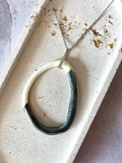 Collier artisanal en porcelaine blanche dégradé gris et blanc – Bélière argent – Cadeau élégant / Witte porselein ketting met grijs-wit verloop – Zilveren hanger – Ambachtelijk geschenk / White porcelain necklace with grey-white gradient – Silver bail – Handmade gift