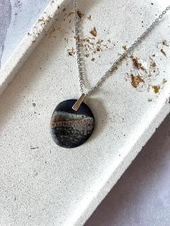 Collier artisanal en porcelaine noire avec dégradé Magma & Honey Dew, monté sur une bélière en argent véritable. Une pièce de bijouterie contemporaine, faite main en Belgique, parfaite comme idée cadeau unique pour femme, au style naturel et design / Ambachtelijke halsketting in zwarte porselein met Magma en Honey Dew verloop – zilveren hanger, handgemaakt in België, ideaal als origineel geschenk / Handmade black porcelain necklace with Magma–Honey Dew gradient, silver loop – elegant Belgian gift idea for women, minimal and chic design