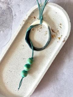 Sautoir artisanal porcelaine blanche et bleu nuit – Bijou élégant – Cadeau unique & corporate gift / Ambachtelijke lange ketting in witte porselein met nachtblauw accent – Elegant geschenk & bedrijfs cadeau / Handmade long necklace in white porcelain with midnight blue accent – Elegant gift & corporate gift