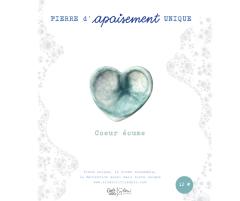 Pierre d’apaisement en forme de cœur – coloris Écume turquoise, un accessoire bien-être tendance pour gérer le stress de la rentrée scolaire. Objet sensoriel à glisser dans son sac ou sa trousse / Turquoise hartvormige ruststeen – ideaal accessoire voor back-to-school / Calming heart-shaped turquoise stone – perfect for stress-free back to school moments
