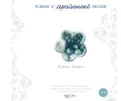 Pierre en forme de fleur – édition Écume turquoise. Objet émotionnel artisanal à offrir aux enfants stressés ou aux profs en début d’année scolaire / Bloemvormige ruststeen in turquoise – lief geschenk voor de eerste schooldag / Flower-shaped turquoise calming stone – thoughtful back-to-school gift