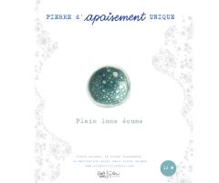Pierre pleine lune turquoise effet écume – pièce en céramique artisanale made in Belgium. Un accessoire anti-stress poétique pour enfants, ados, étudiants ou enseignants en quête de sérénité / Handgemaakte turquoise vollemaan ruststeen – kalmerend accessoire voor de herstart van het schooljaar / Handmade turquoise full moon calming stone – perfect mindful gift for school stress