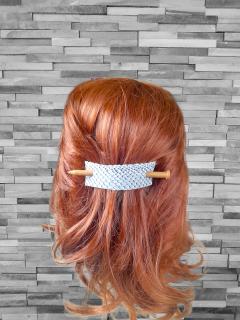 Pince en cuir bleu clair recyclé – création artisanale belge, idéale pour les coiffures de tous les jours avec une touche d’originalité et de durabilité / Lichtblauwe haaraccessoire uit gerecycleerd leder – handmade in België / Light blue upcycled leather hair barrette – handmade accessory for natural hairstyles