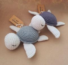 Lot de 3 peluches tortue bébé au crochet – Cadeaux naissance faits main, doux, lavables et uniques / Set van 3 gehaakte baby schildpad knuffels – Handgemaakte geboorte geschenken, zacht en wasbaar / Set of 3 baby turtle crochet plush – Handmade newborn gifts, soft, washable and unique