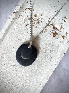 Photo de l'article Collier double cercle en porcelaine noire. Magma noir et porcelaine brute.