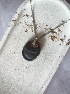 Bijou artisanal double cercle en porcelaine noire, effet dégradé Magma. Fabriqué main en Belgique. Alliance parfaite entre douceur, force et design moderne. / Belgische porseleinen hanger – stijlvol & handgemaakt / Handmade gradient ceramic necklace – two-circle pendant by Honey Dew