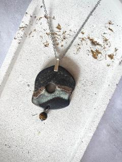 Bijou artisanal unique : pendentif en porcelaine noire dégradée et œil de tigre. Créé avec soin par Honey Dew en Belgique, parfait pour un look naturel et affirmé. / Handgemaakte halsketting met tijgeroog – Belgisch vakmanschap / Gradient black porcelain necklace with tiger eye stone – handmade statement jewel