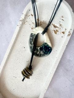 Sautoir artisanal en porcelaine blanche et perles plates résine grise – Bijou élégant – Cadeau unique & corporate gift / Ambachtelijke lange ketting in witte porselein met grijze hars kralen – Elegant juweel – Uniek geschenk & bedrijfs cadeau / Handmade long necklace in white porcelain with grey resin beads – Elegant artisan jewelry – Unique gift & corporate gift